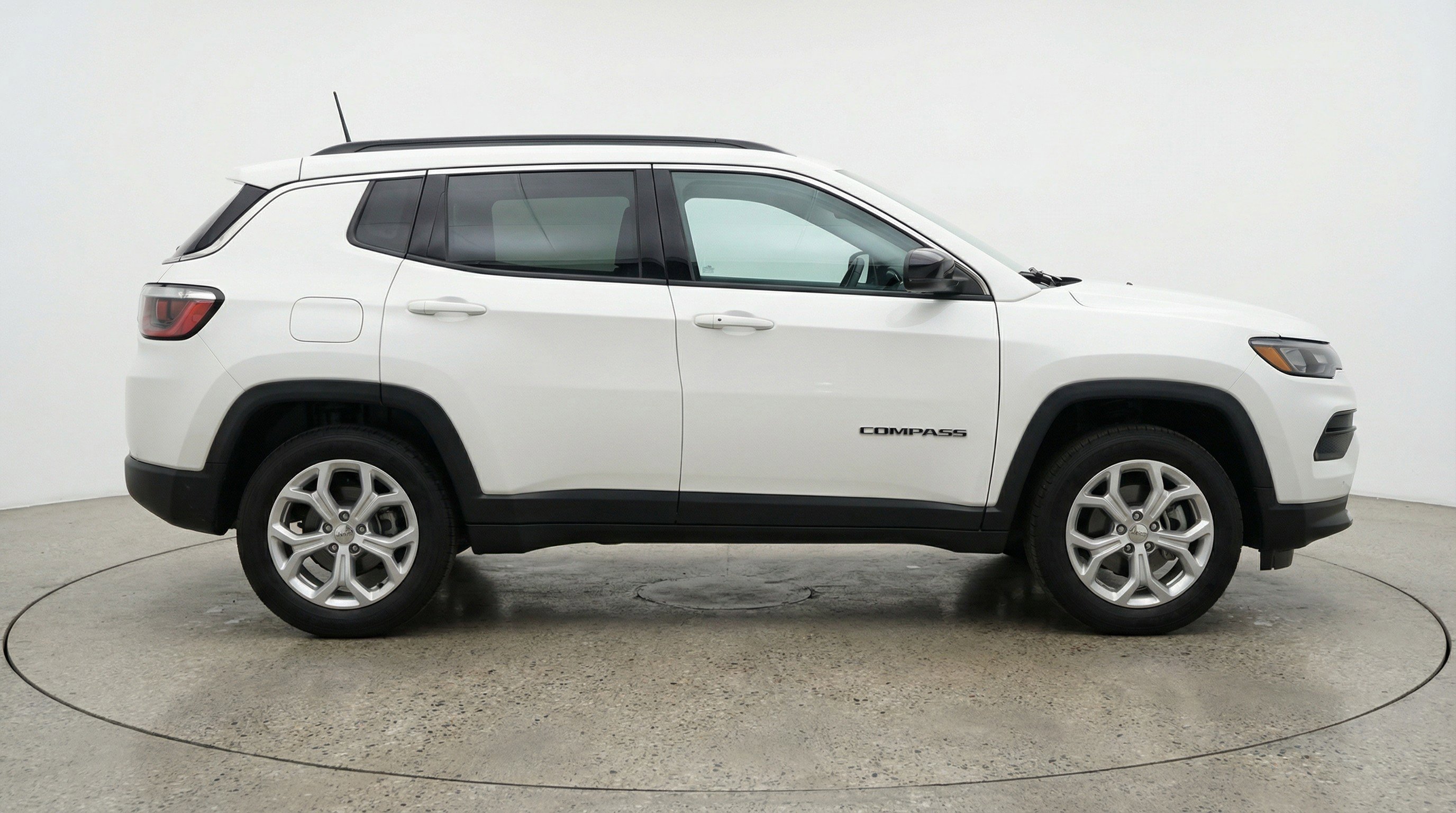 Used 2025 Jeep Compass Latitude image 11