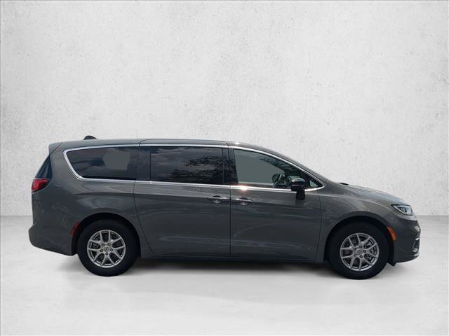 Used 2025 Chrysler Pacifica Select FWD image 4