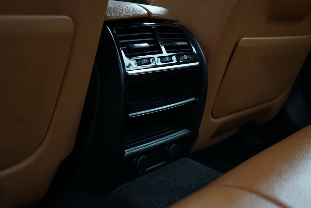 Used 2019 BMW 530e w/ Executive Package RWD image 12