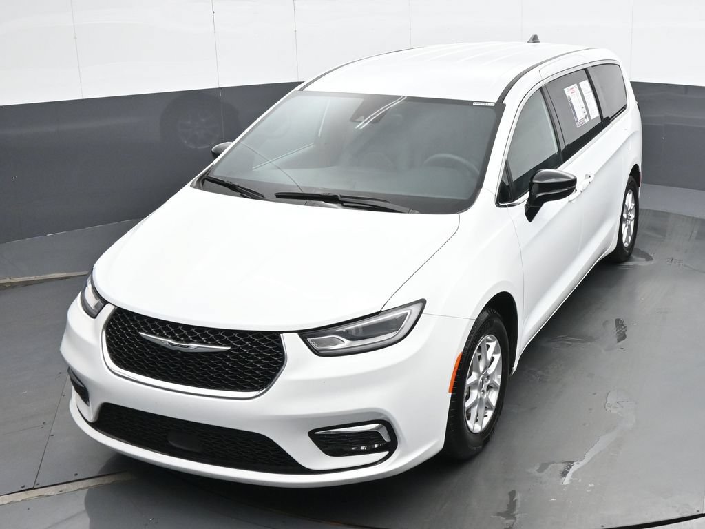 Used 2025 Chrysler Pacifica Select FWD image 16
