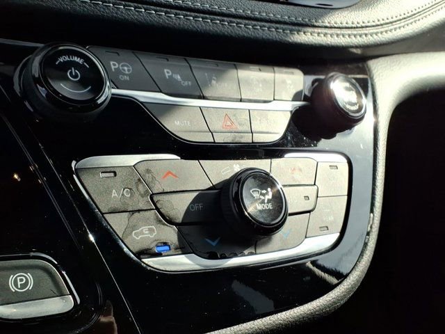 Used 2024 Chrysler Pacifica Touring-L w/ S Appearance Package image 14