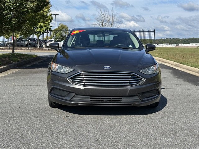 Used 2017 Ford Fusion SE w/ Fusion SE Technology Package image 2