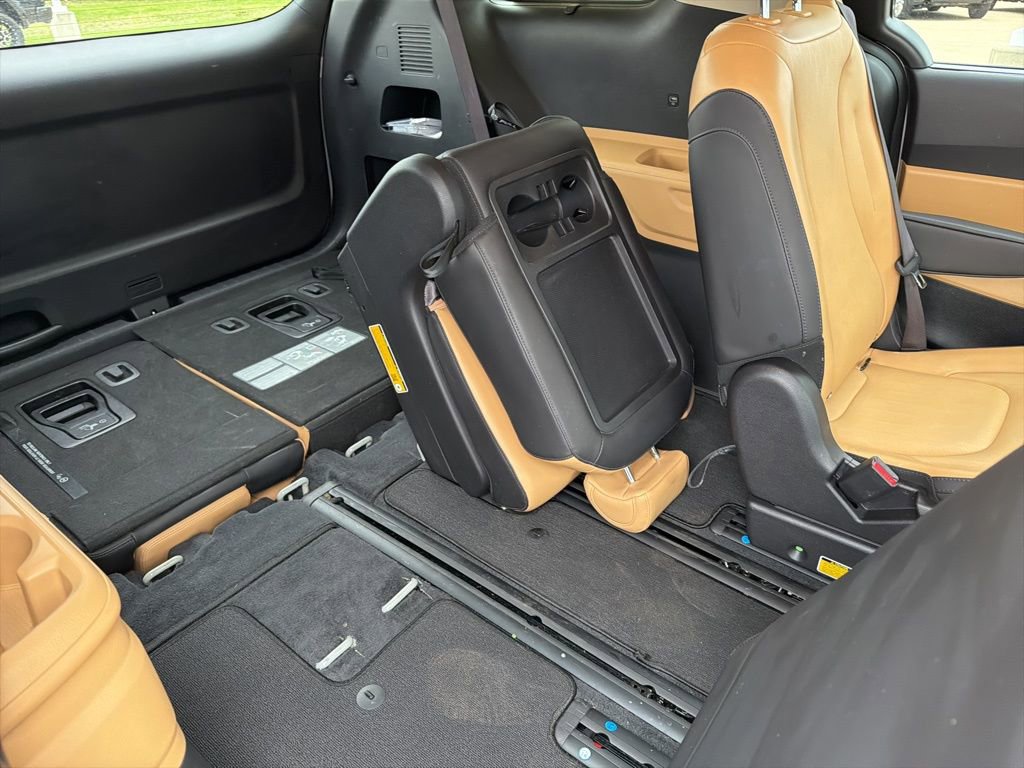 Used 2024 Kia Carnival EX FWD image 20