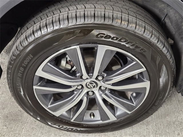 Used 2022 Toyota Venza LE image 9