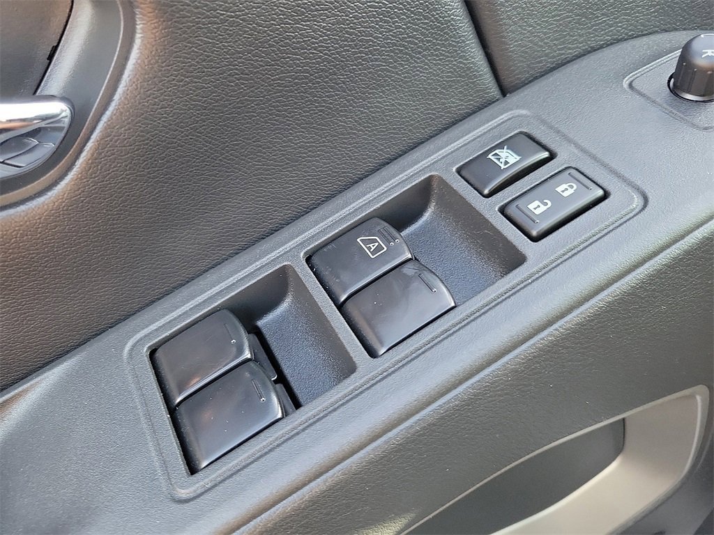 Used 2025 Nissan Frontier SV image 13