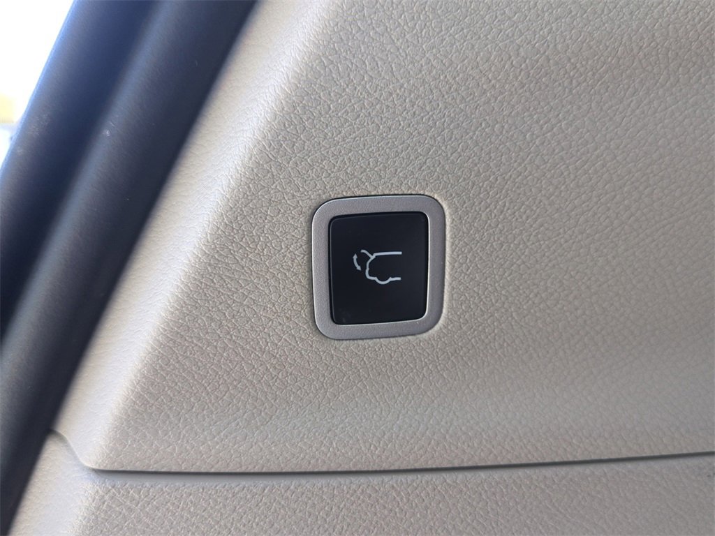 Used 2024 Chrysler Pacifica Touring-L image 15