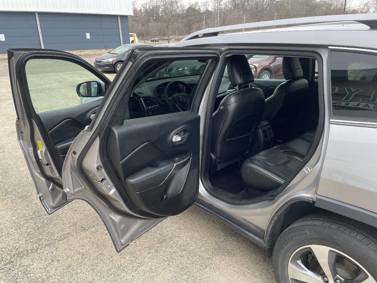 Used 2019 Jeep Cherokee Limited image 15