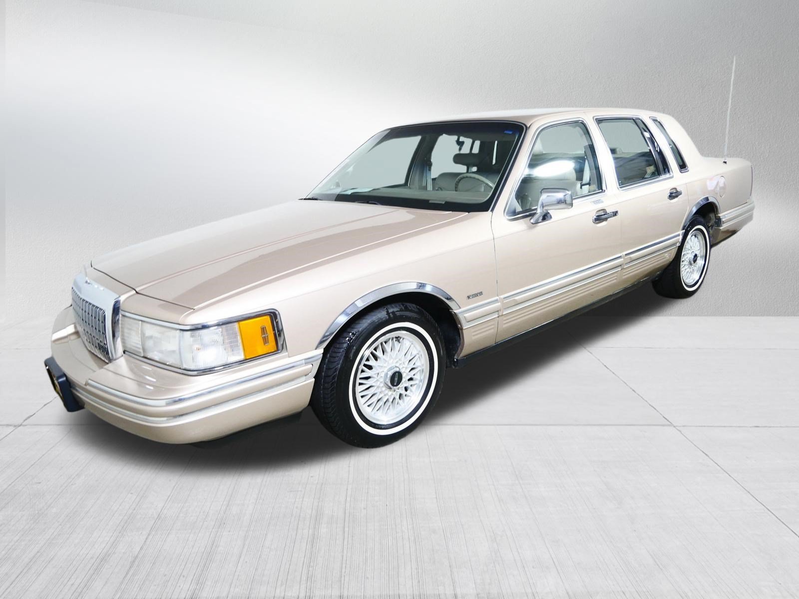 Used 1993 Lincoln Town Car Signature RWD image 3