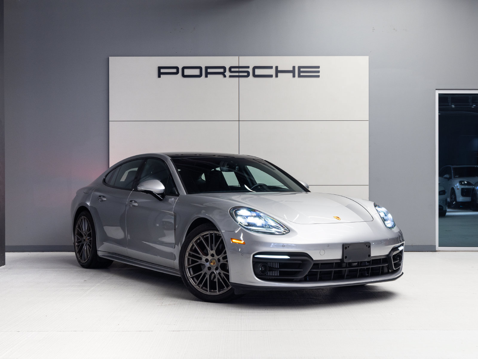 Certified 2023 Porsche Panamera 4 Platinum Edition AWD/4WD image 9