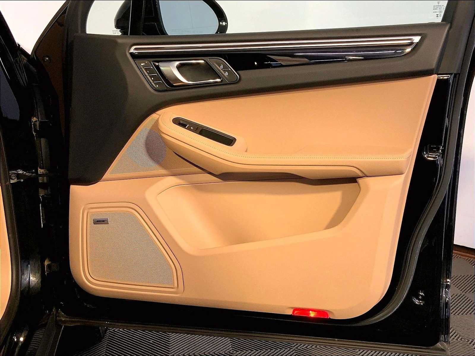 Certified 2023 Porsche Macan AWD/4WD image 26
