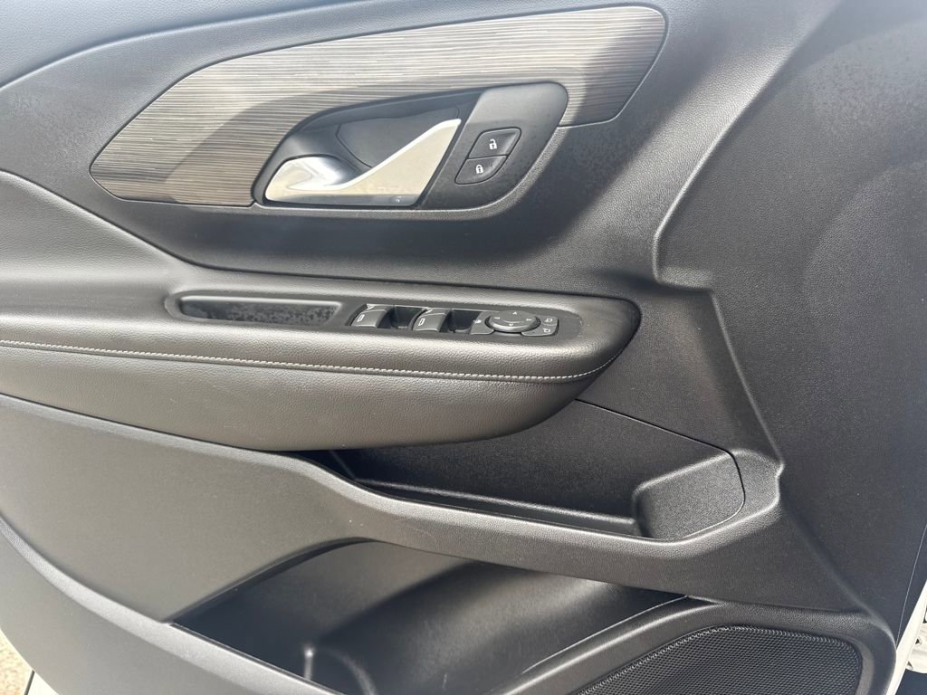 Used 2023 GMC Terrain SLE w/ Driver Convenience Package image 15