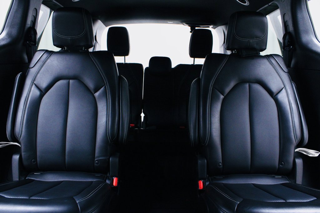 Used 2025 Chrysler Pacifica Select image 15