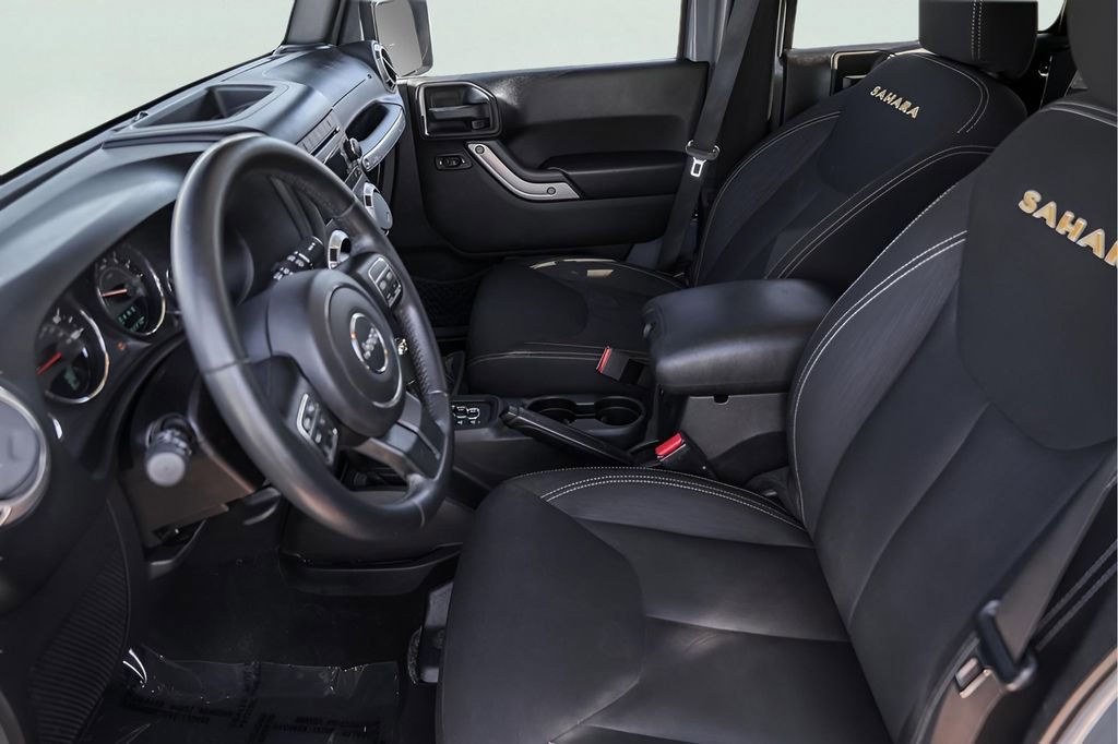 Used 2015 Jeep Wrangler Unlimited Sahara w/ Connectivity Group AWD/4WD image 13