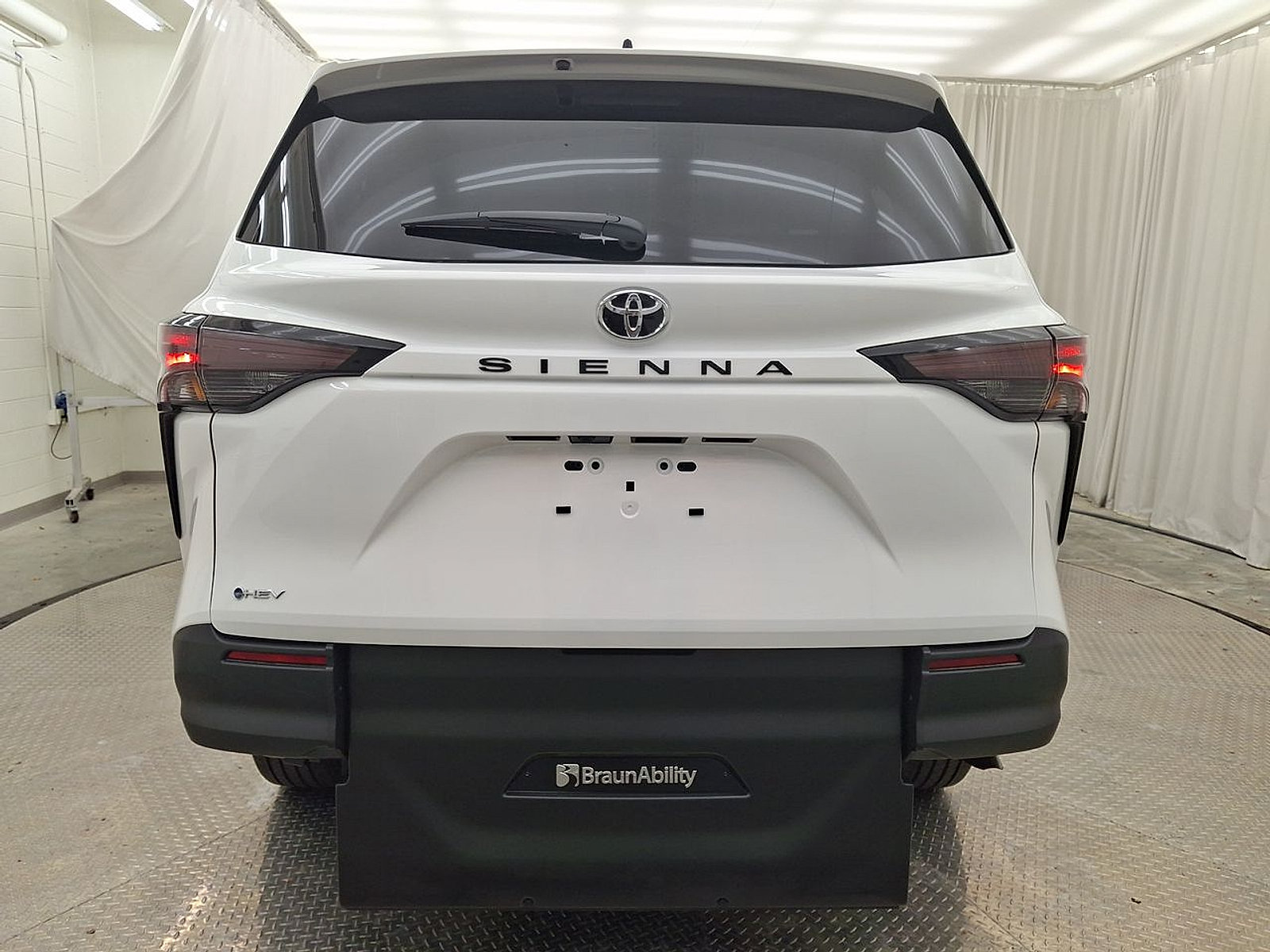 Used 2026 Toyota Sienna LE FWD image 25