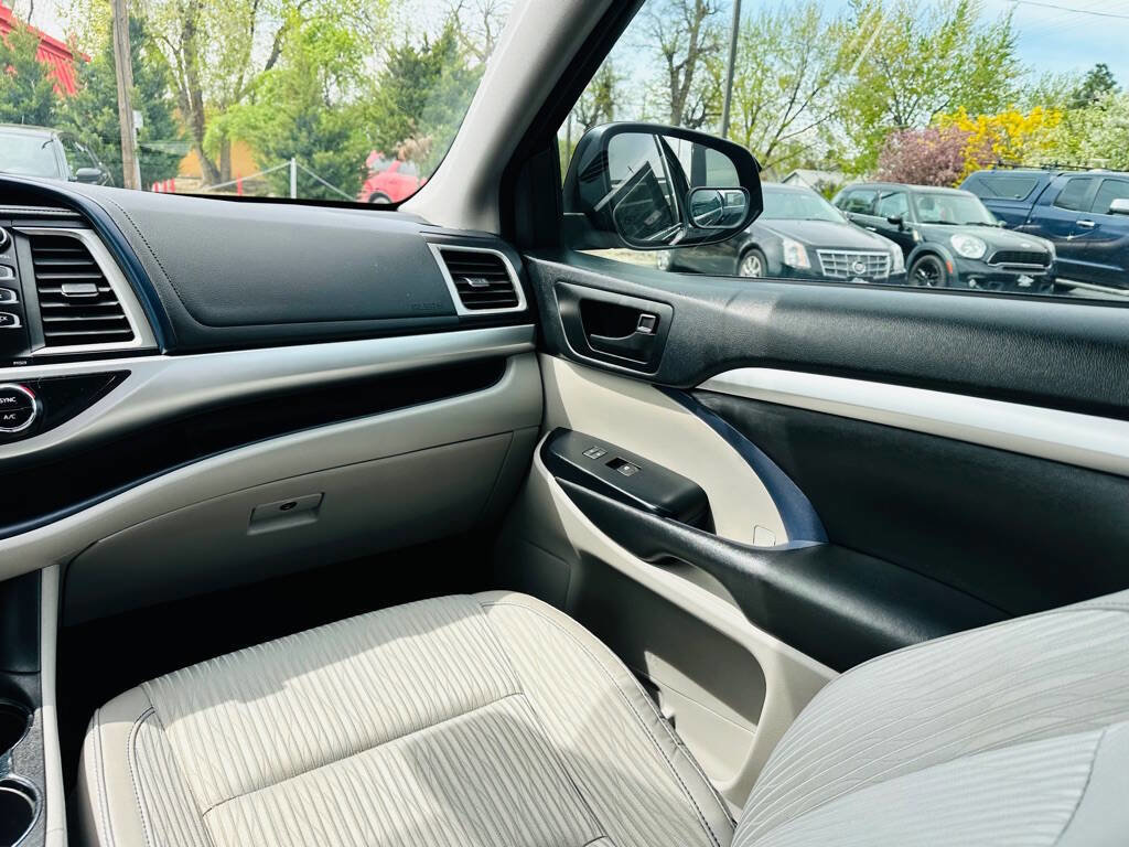 Used 2017 Toyota Highlander Plus w/ Carpet Mat Package AWD/4WD image 16