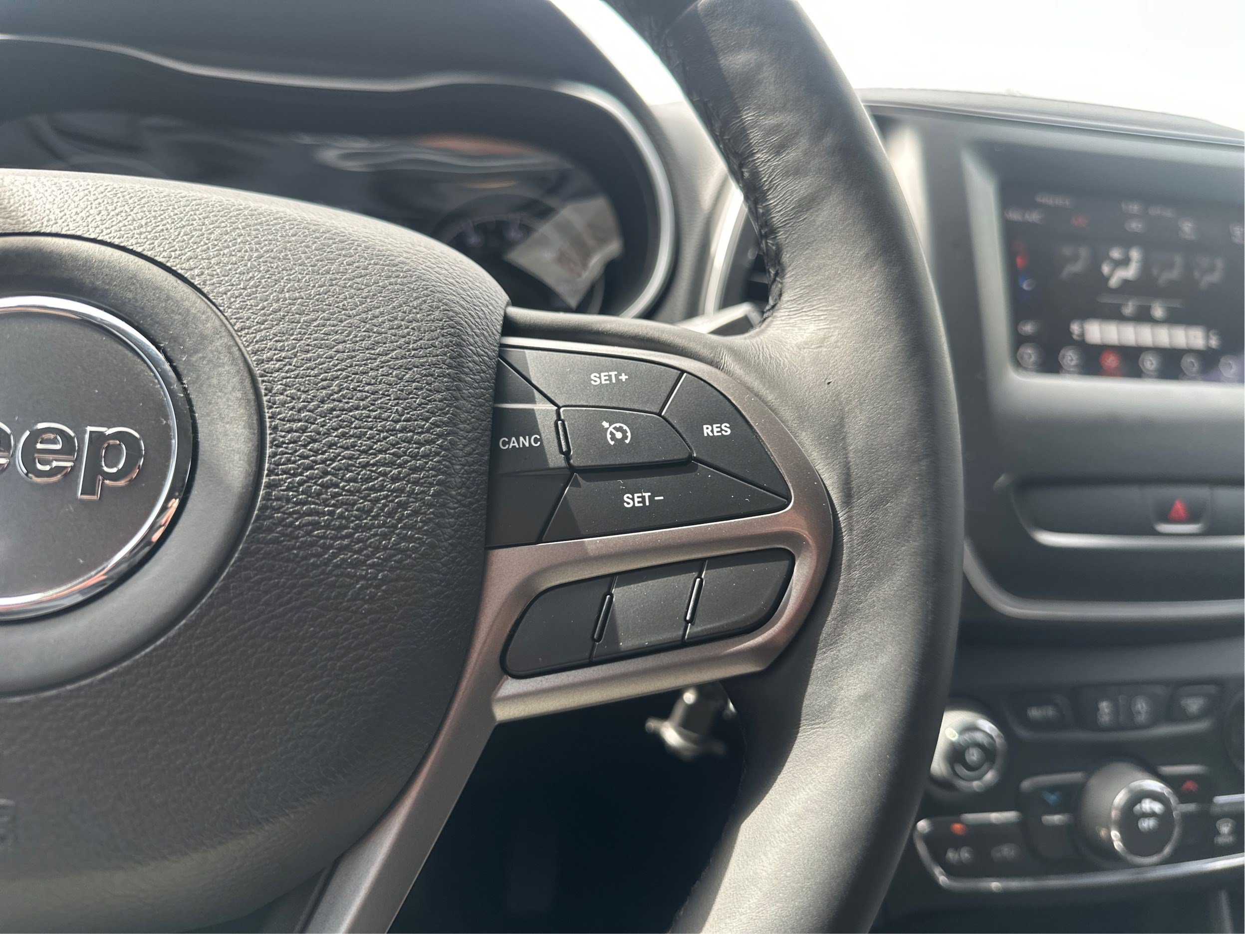 Used 2019 Jeep Cherokee Latitude w/ Cold Weather Group AWD/4WD image 31