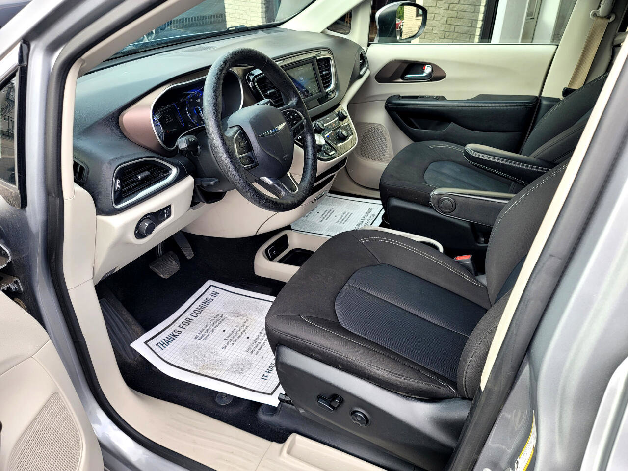 Used 2020 Chrysler Voyager L image 8