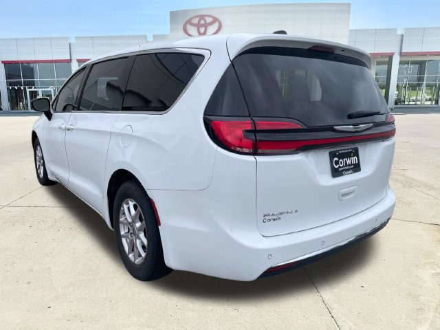 Used 2024 Chrysler Pacifica Touring-L FWD image 3