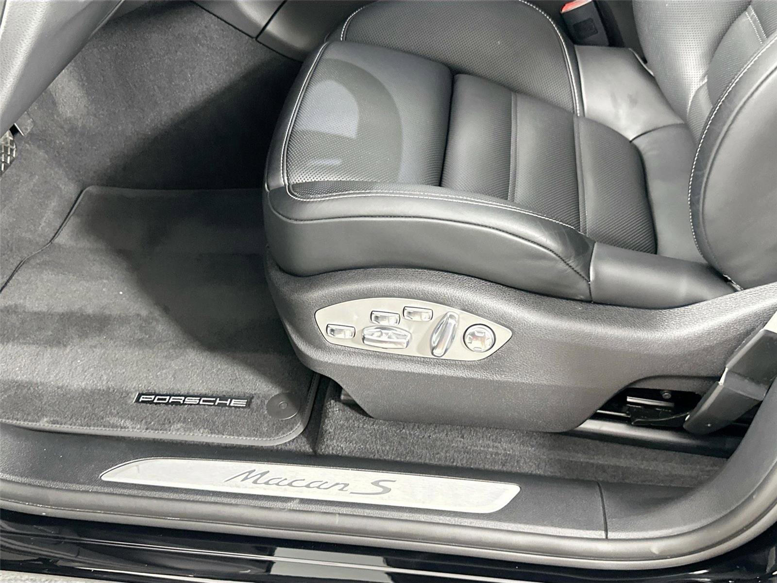 Certified 2025 Porsche Macan S AWD/4WD image 34