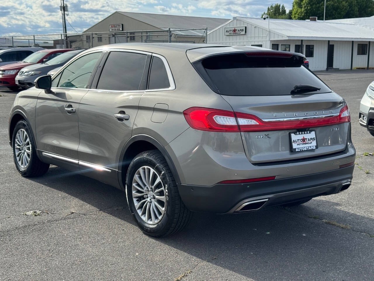 Used 2017 Lincoln MKX Select w/ Select Plus Package AWD/4WD image 3