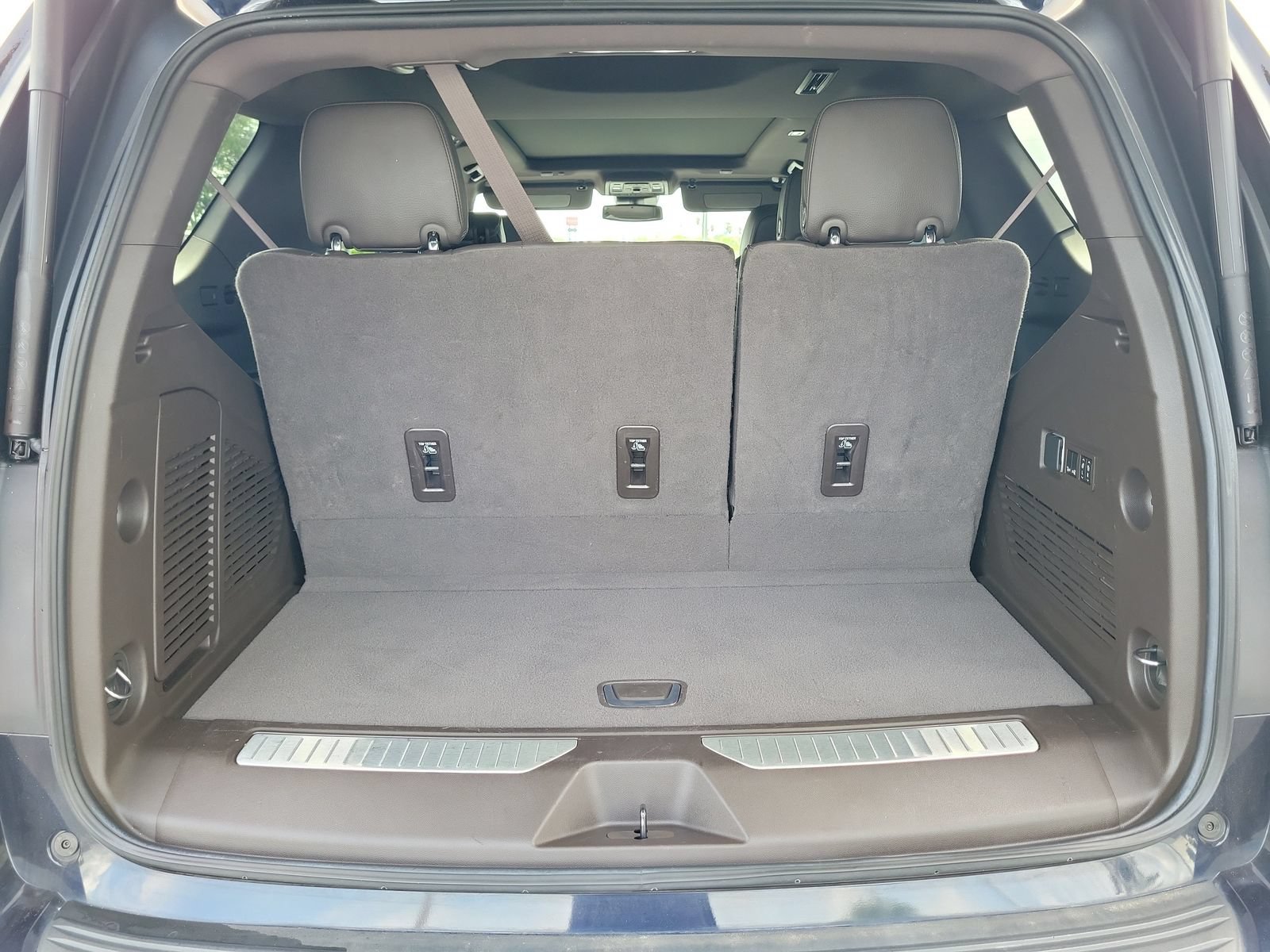 Used 2023 GMC Yukon Denali RWD image 8