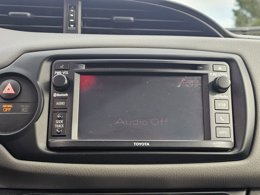 Used 2015 Toyota Yaris L image 29