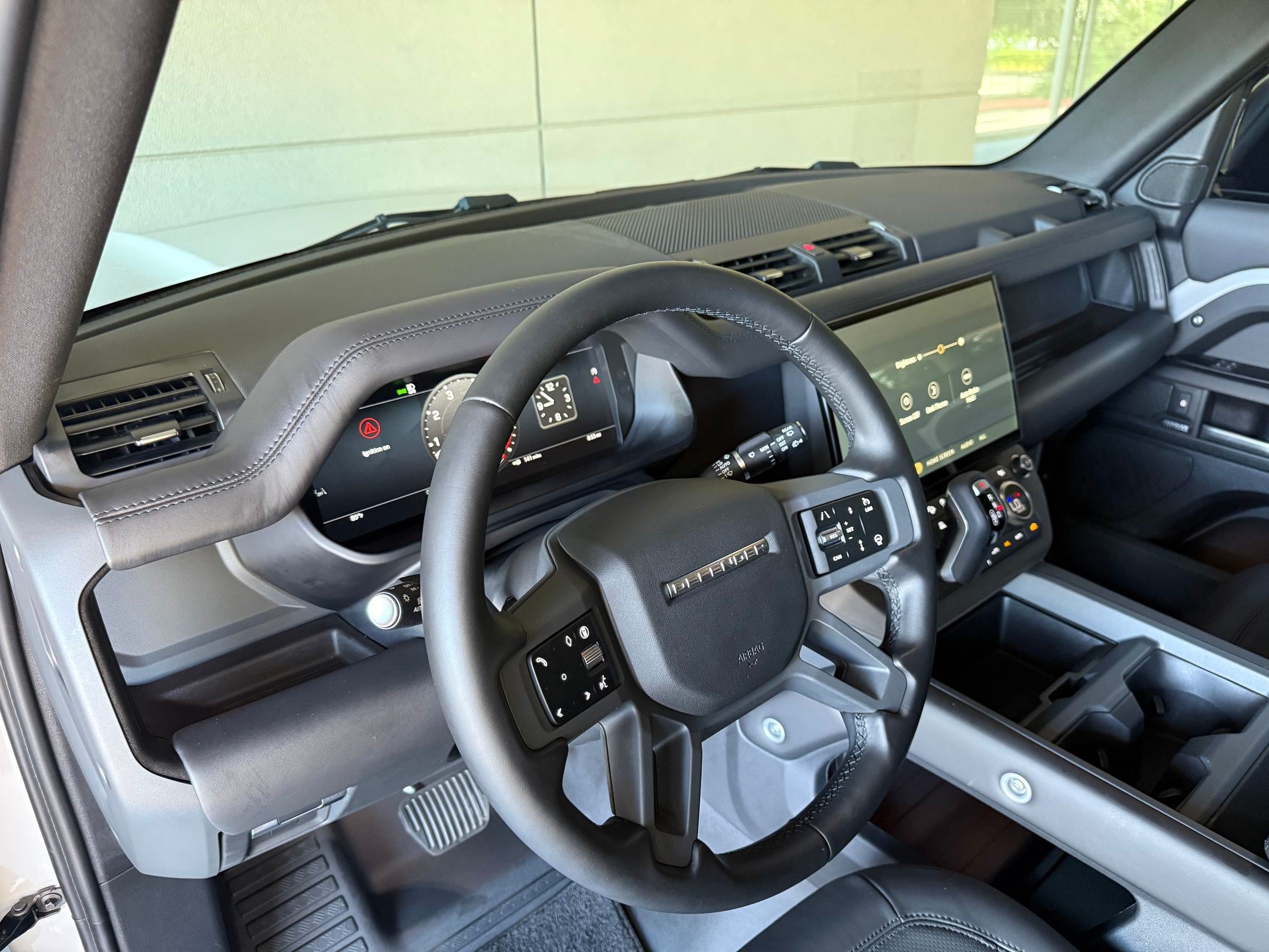 Used 2026 Land Rover Defender 130 X-Dynamic SE AWD/4WD image 4