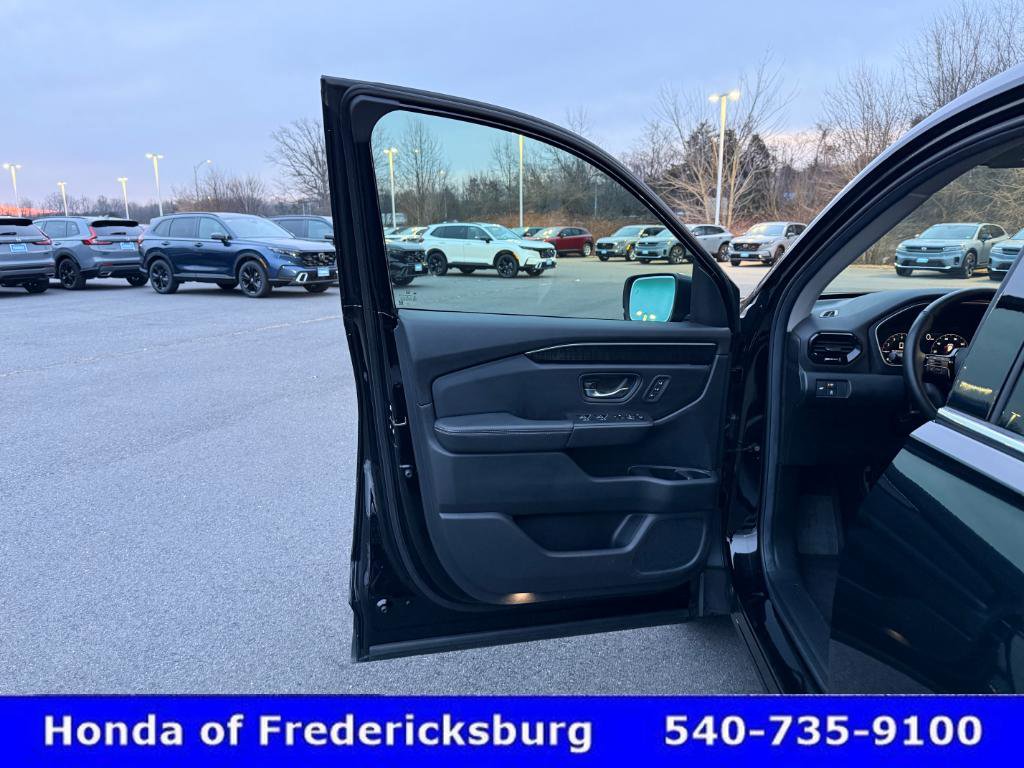 Used 2025 Honda Pilot Elite image 16
