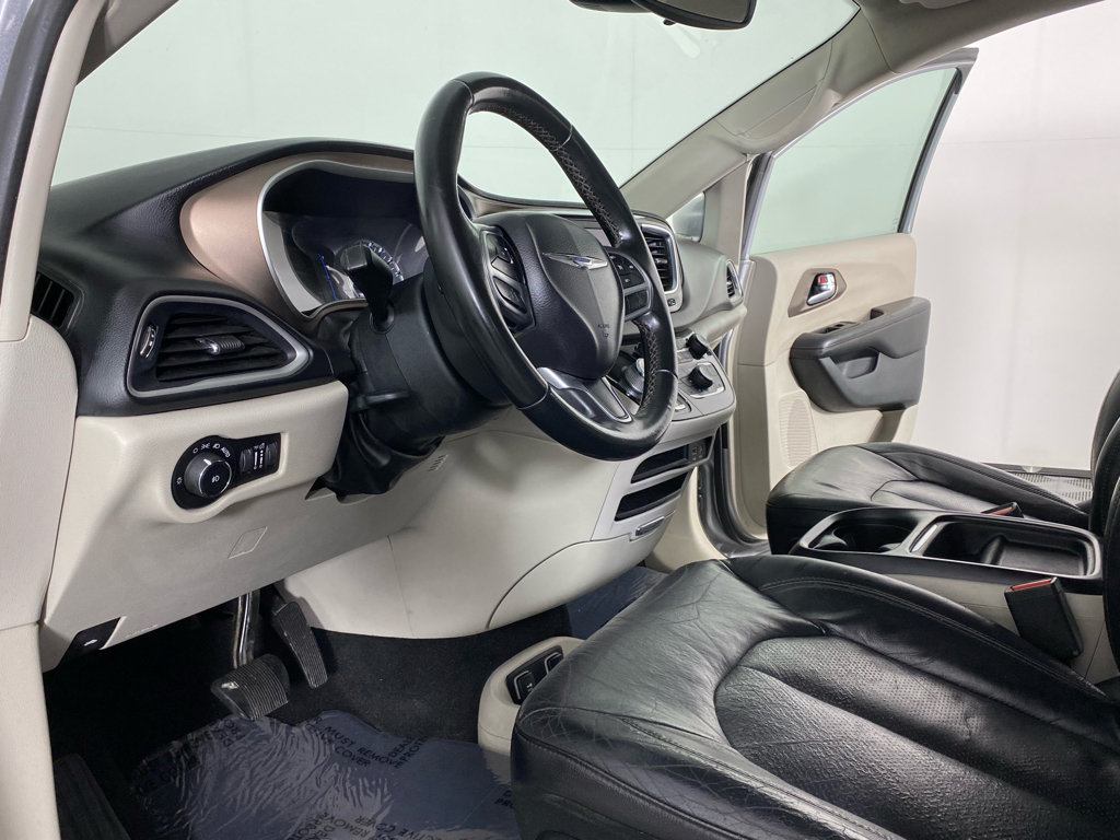 Used 2018 Chrysler Pacifica Touring-L FWD image 24