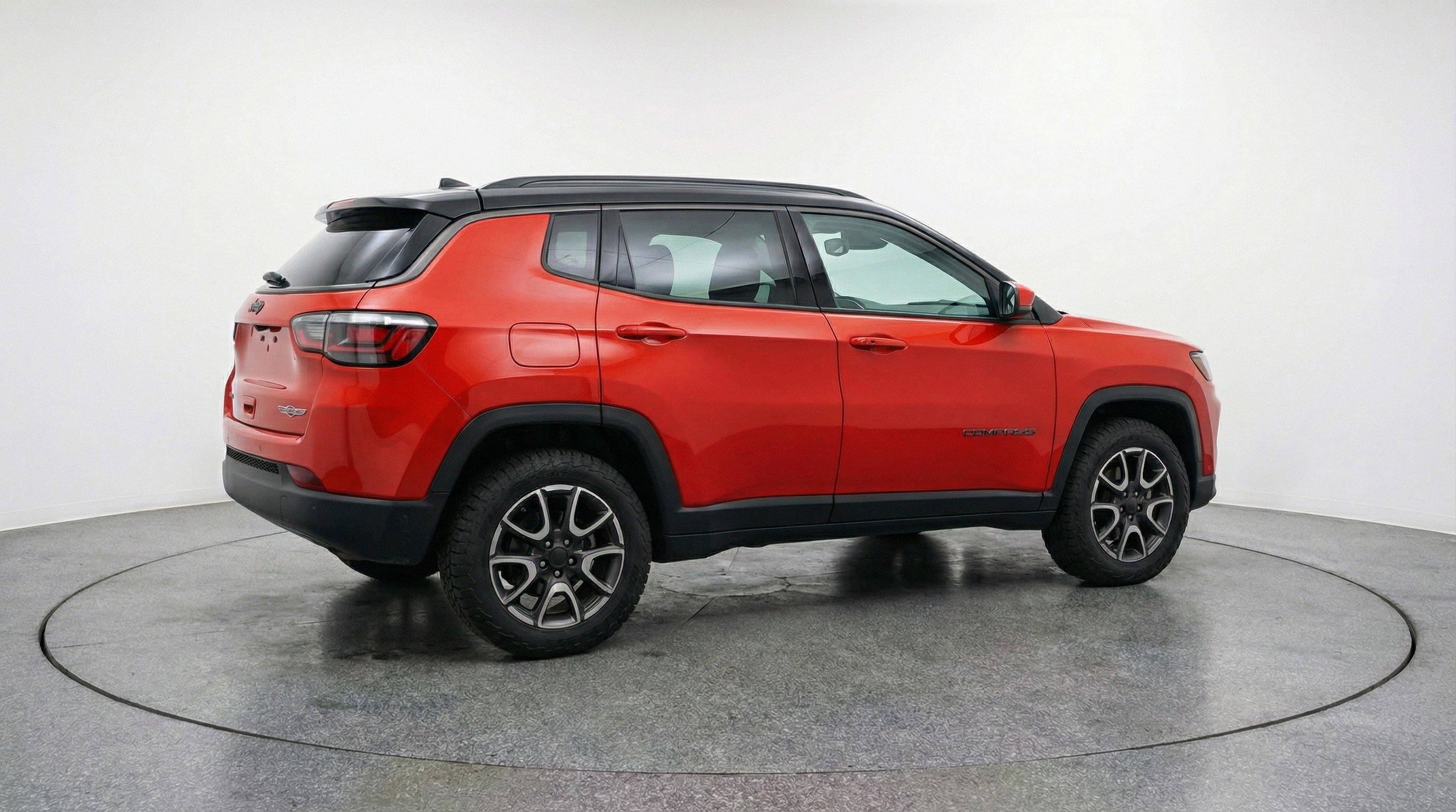 Used 2025 Jeep Compass Trailhawk AWD/4WD image 9