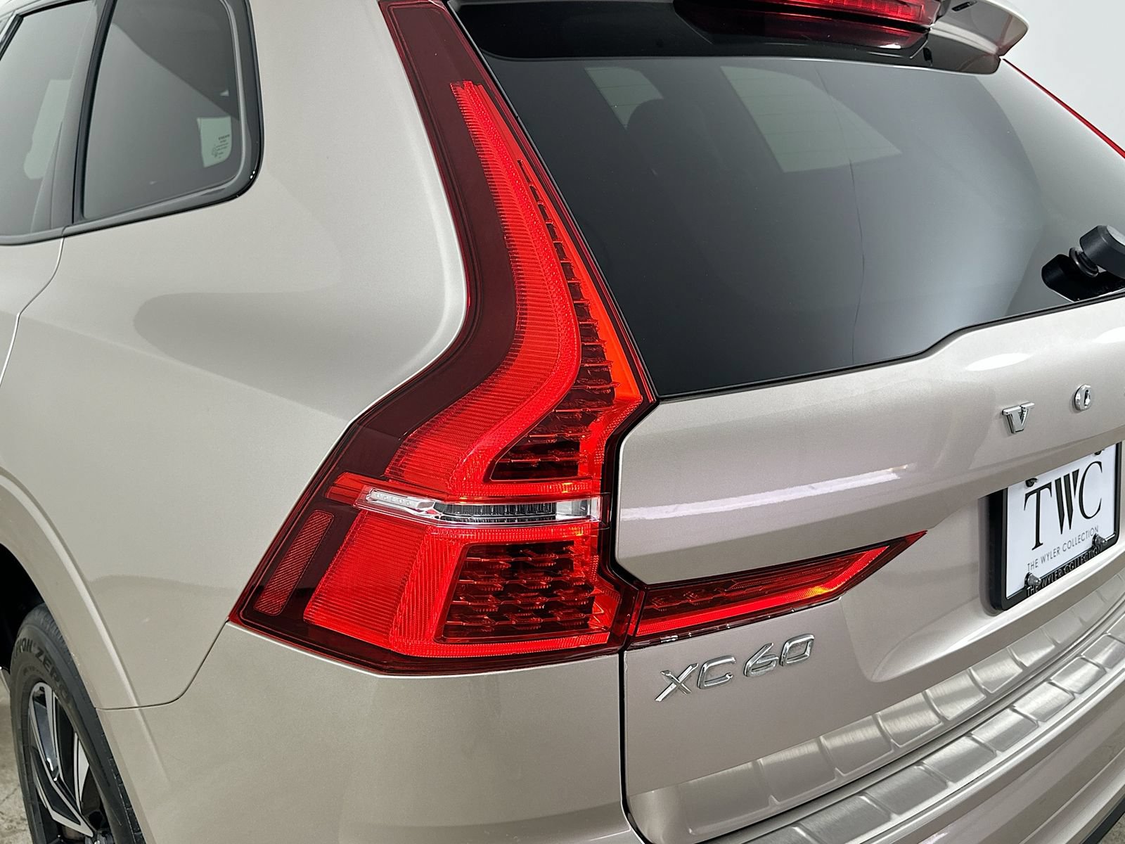 Used 2024 Volvo XC60 B5 Plus w/ Protection Package Premier AWD/4WD image 12