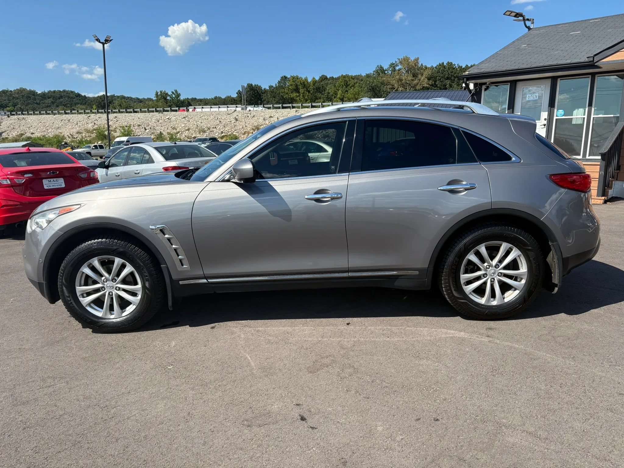 Used 2011 INFINITI FX35 AWD w/ Premium Pkg image 3
