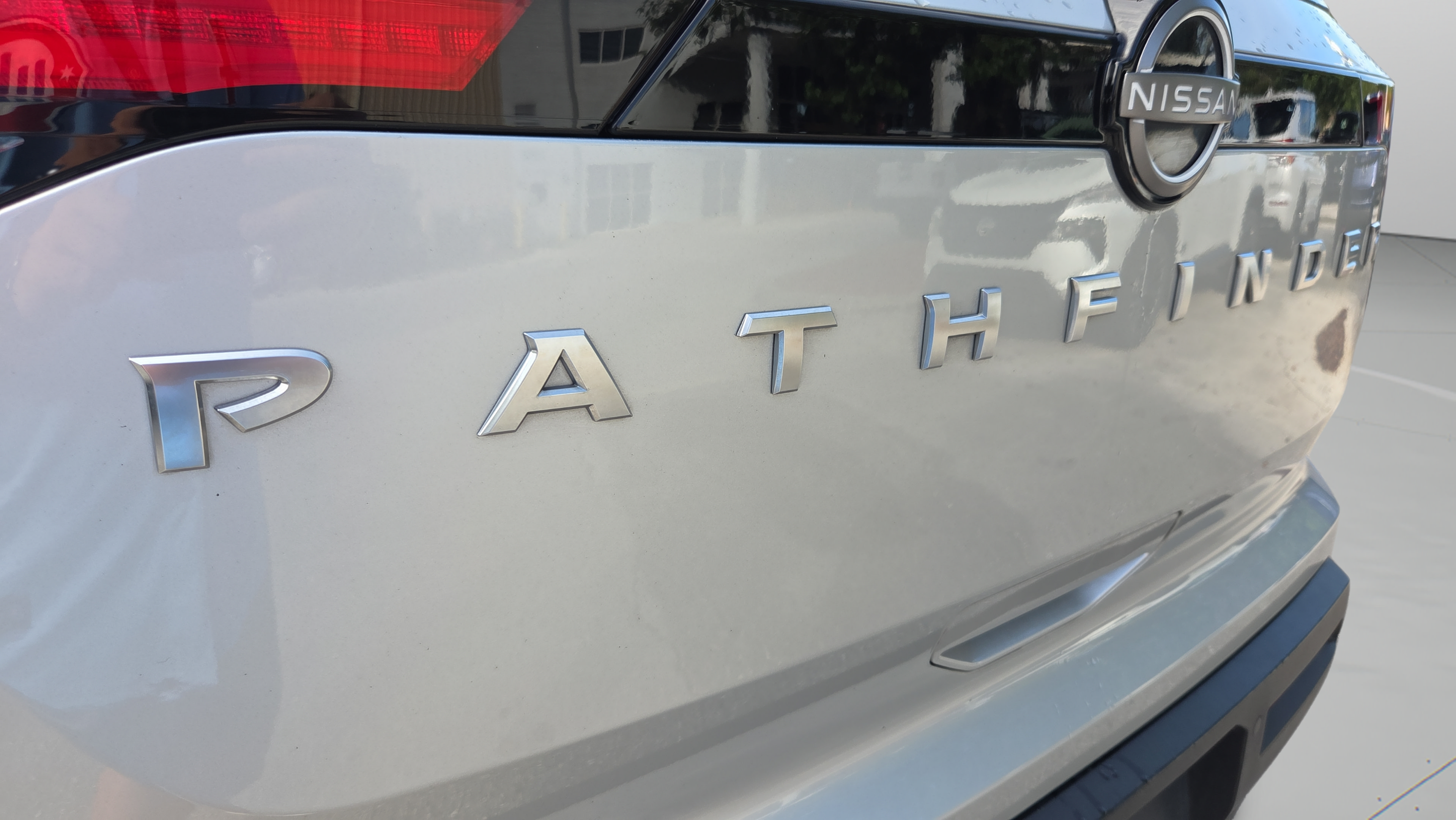 Used 2025 Nissan Pathfinder SV FWD image 31