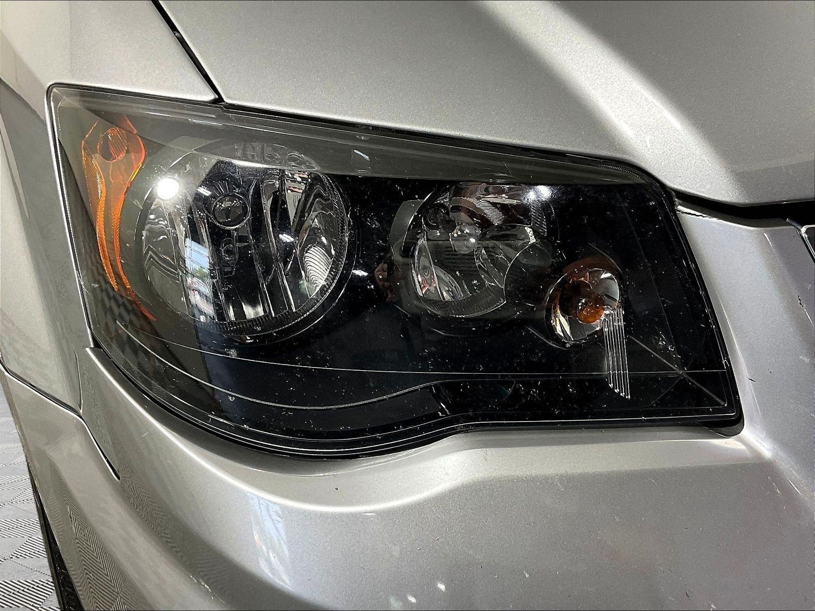 Used 2014 Chrysler Town & Country S FWD image 32