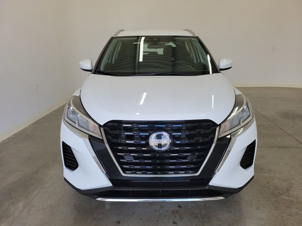 Used 2023 Nissan Kicks SV image 2