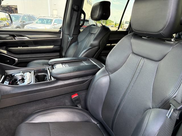 Used 2024 Jeep Wagoneer Series III AWD/4WD image 17