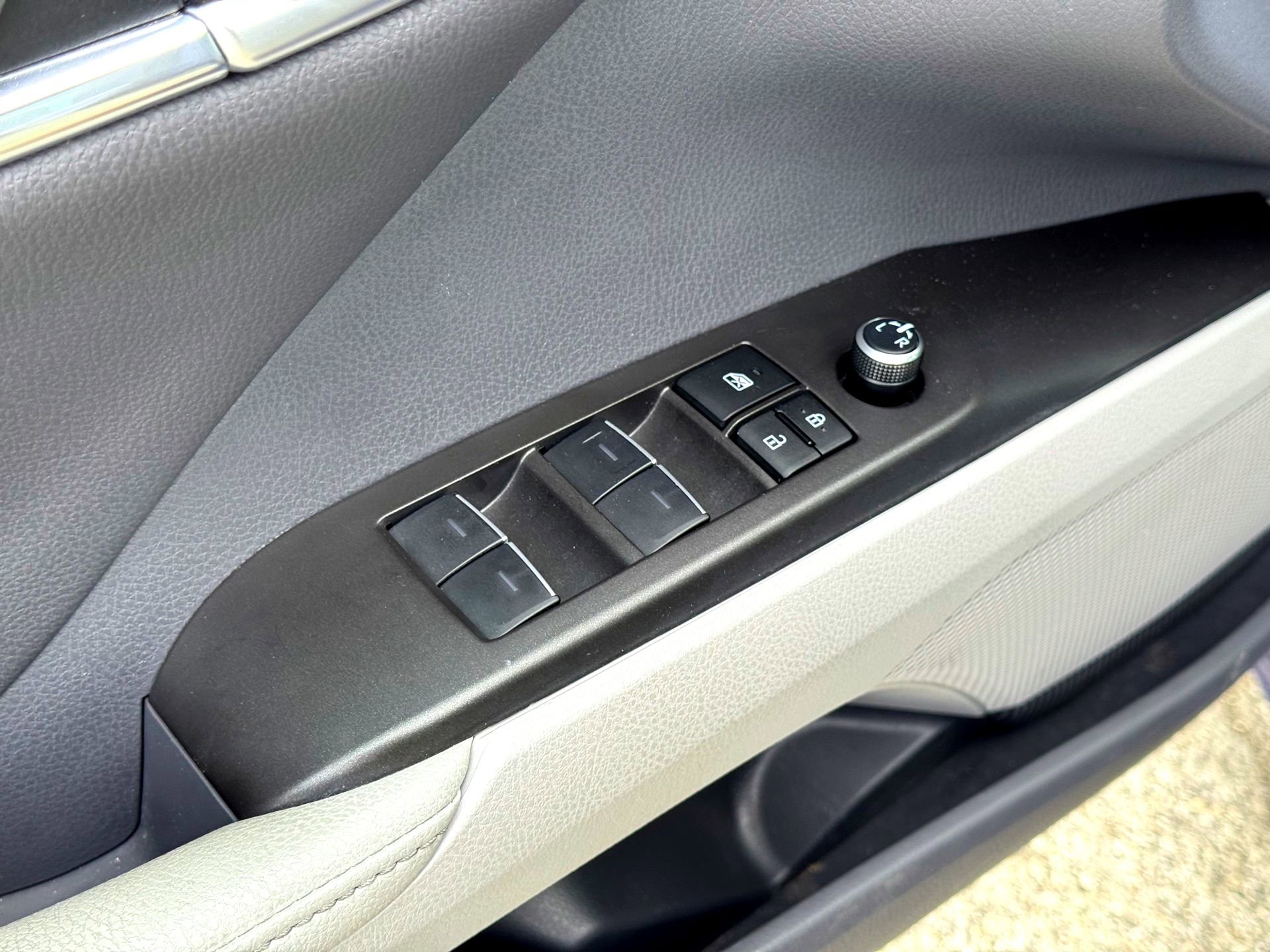 Used 2024 Toyota Camry XSE w/ Navigation Package image 16