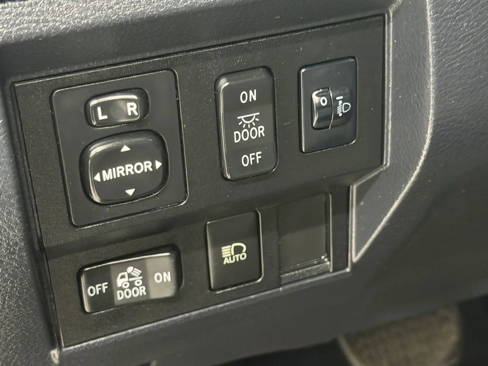 Used 2018 Toyota Tundra SR5 w/ SR5 Upgrade Package AWD/4WD image 22