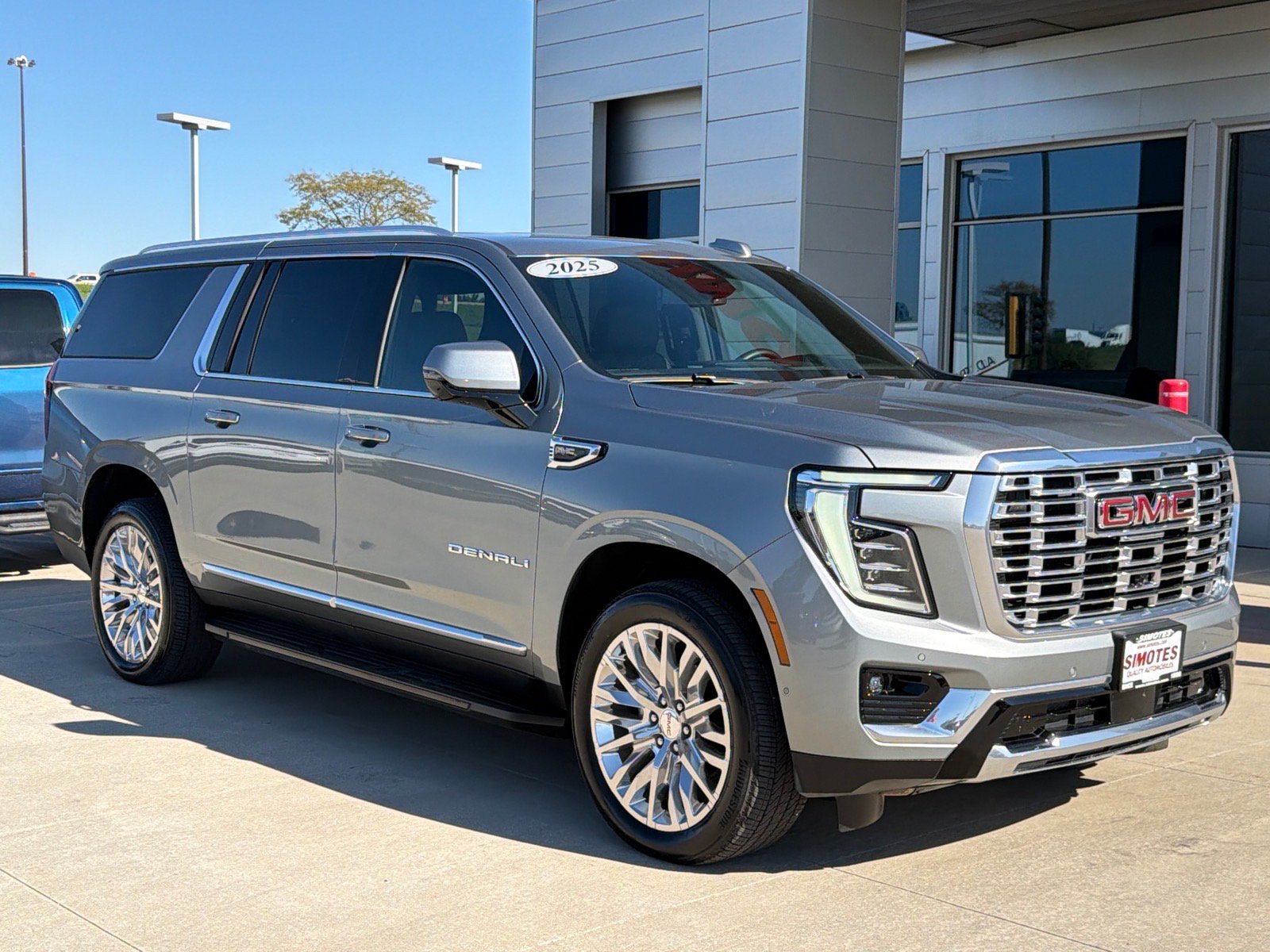 Used 2025 GMC Yukon XL Denali AWD/4WD image 2