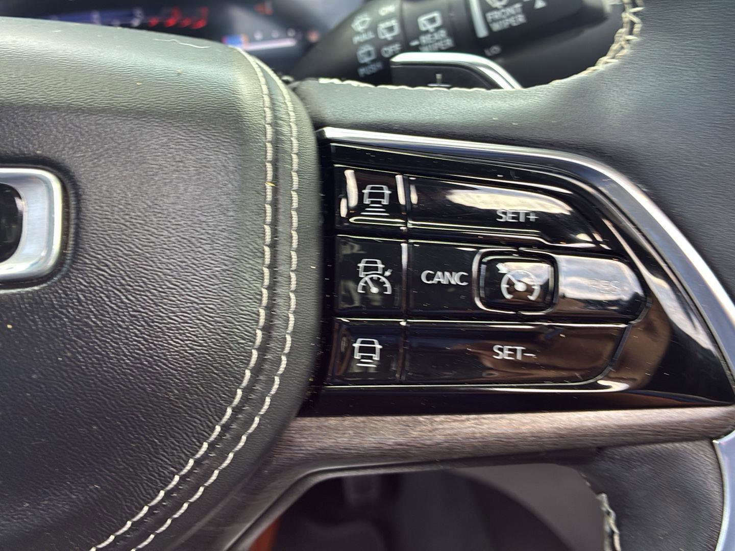 Used 2023 Jeep Grand Cherokee Overland w/ Luxury Tech Group IV AWD/4WD image 19