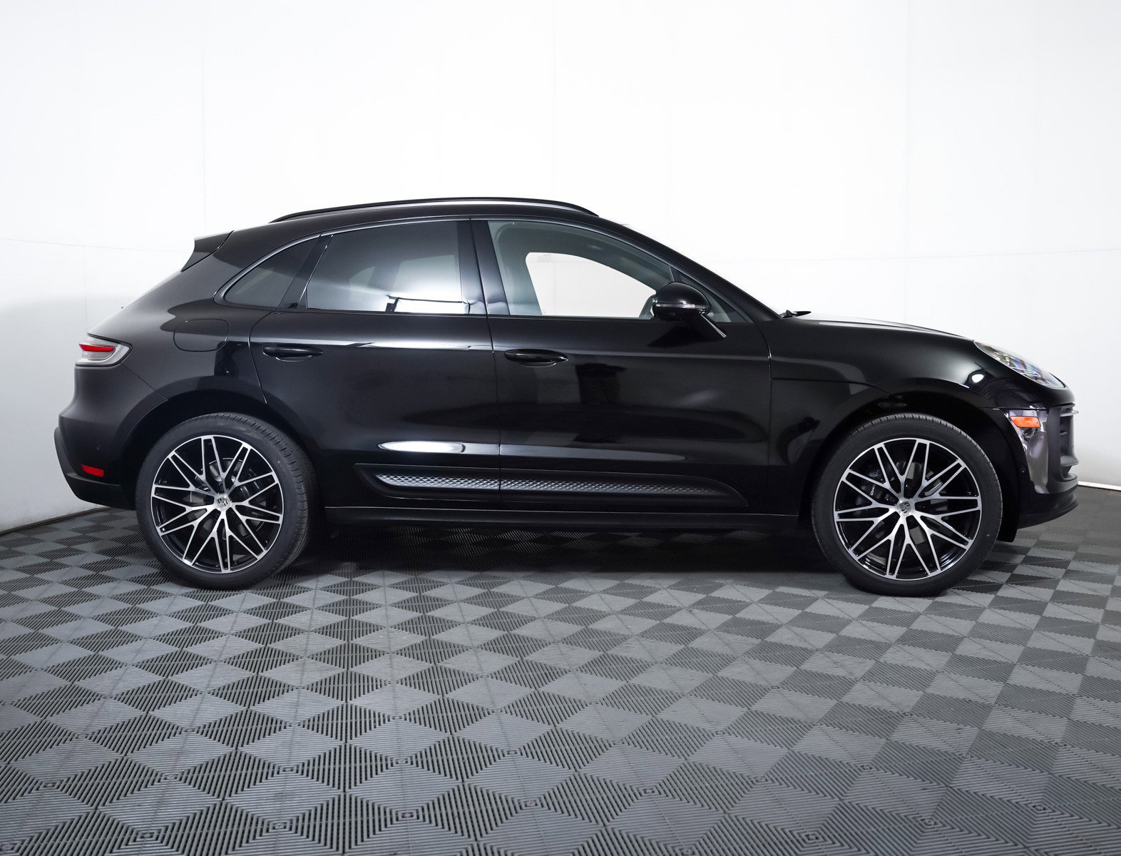Certified 2025 Porsche Macan image 10