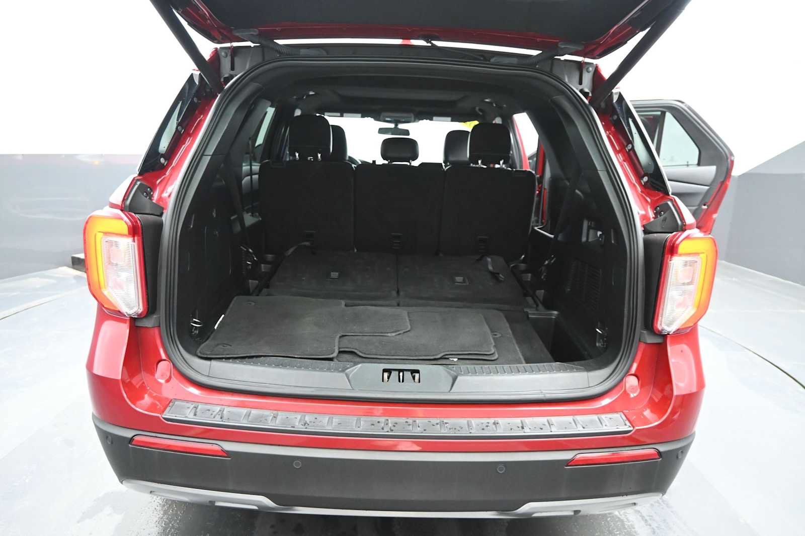 Used 2020 Ford Explorer XLT w/ Equipment Group 202A AWD/4WD image 13