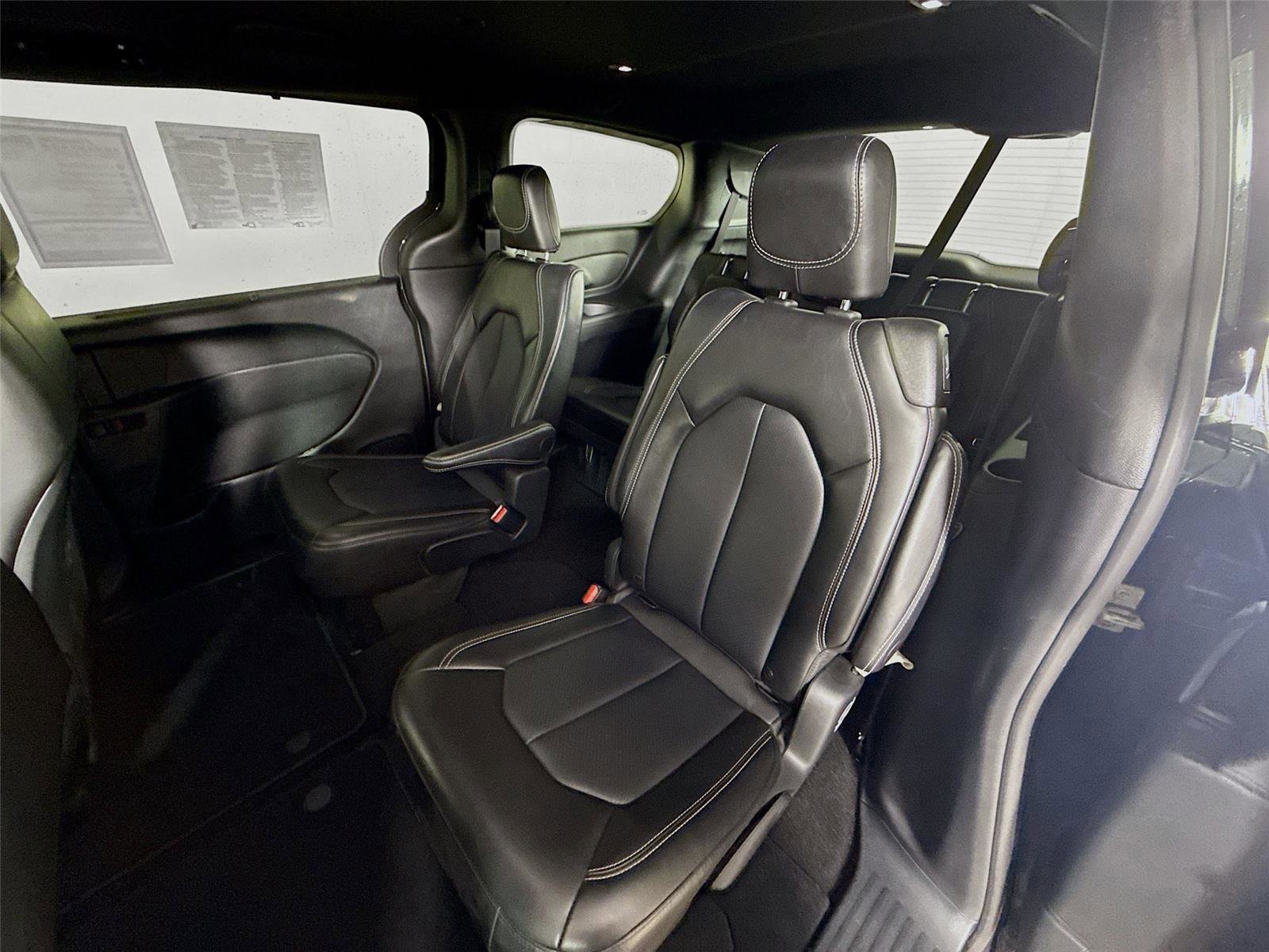 Used 2025 Chrysler Pacifica Select image 11