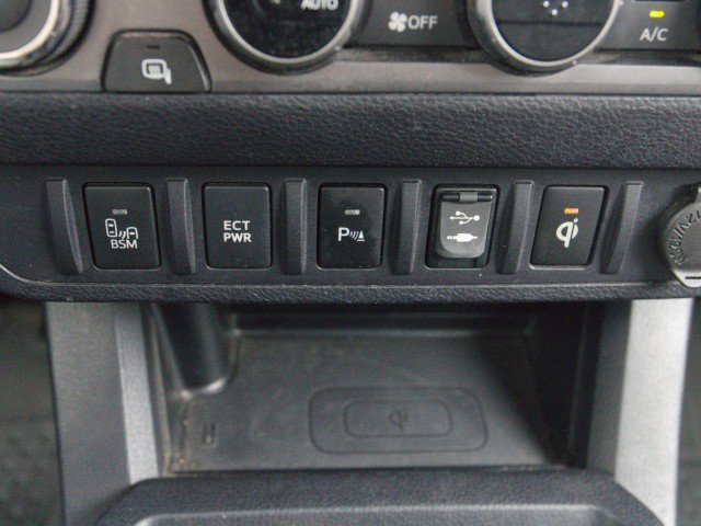Used 2017 Toyota Tacoma TRD Off-Road w/ Premium & Technology Package AWD/4WD image 29