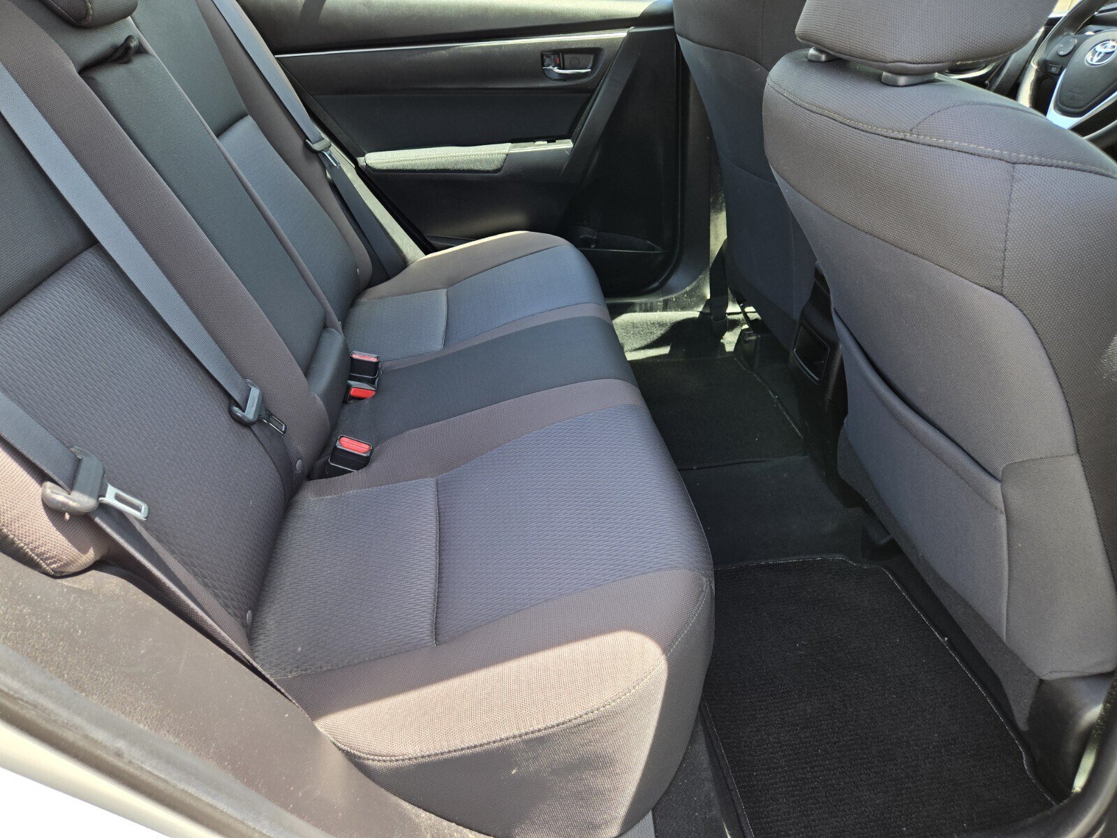 Used 2018 Toyota Corolla LE w/ Carpet Mat Package (TMS) FWD image 11