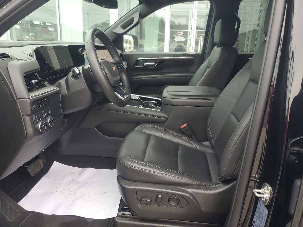 Used 2025 Chevrolet Suburban LT AWD/4WD image 13