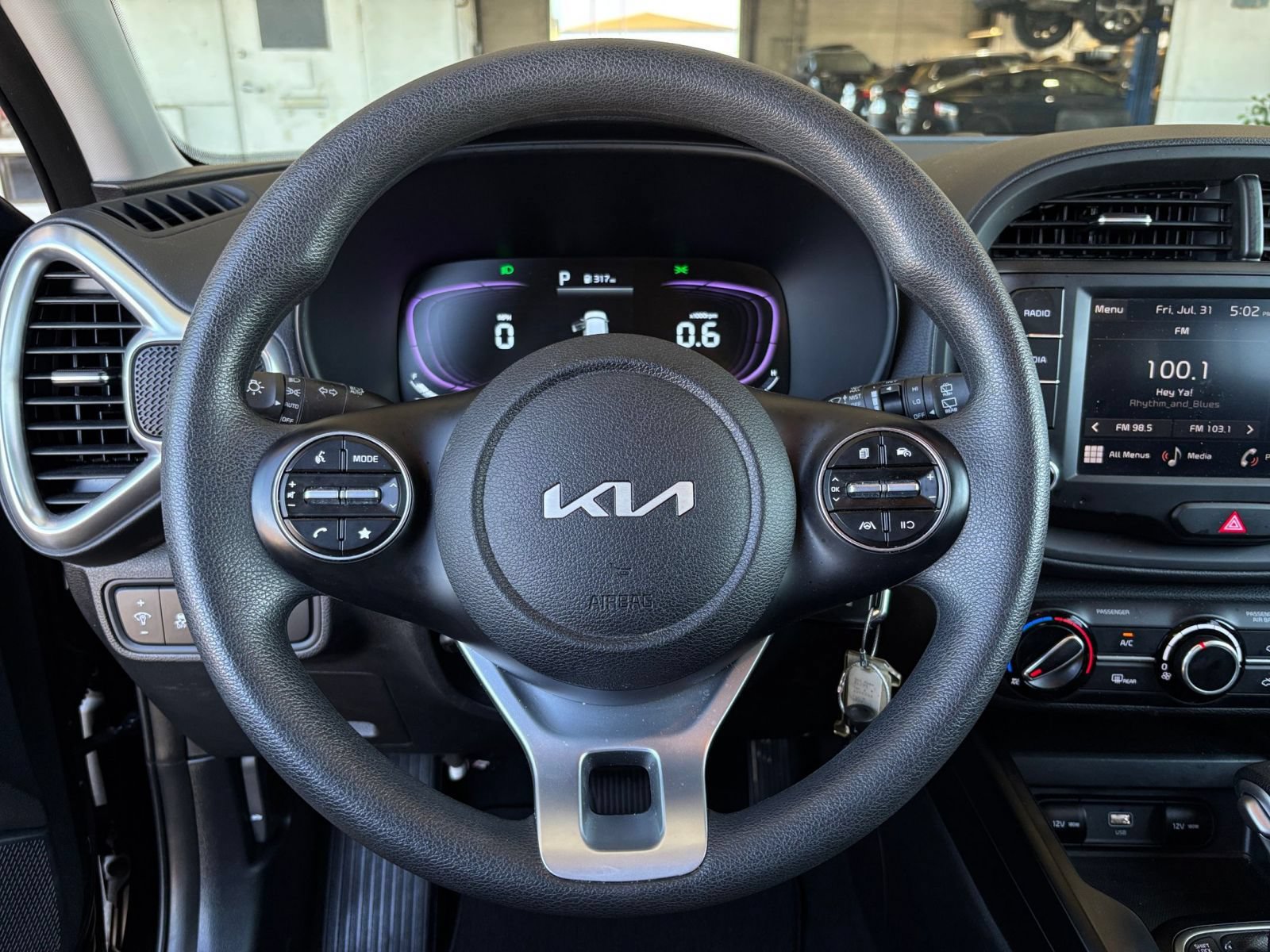Used 2025 Kia Soul LX w/ LX Technology Package FWD image 25
