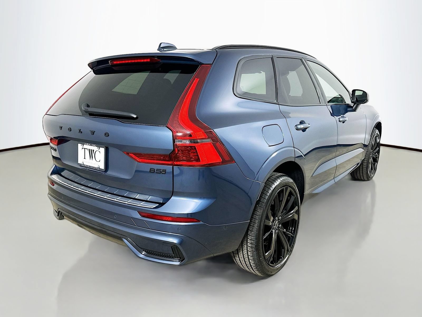 New 2026 Volvo XC60 B5 Ultra w/ Protection Package Premier AWD/4WD image 5
