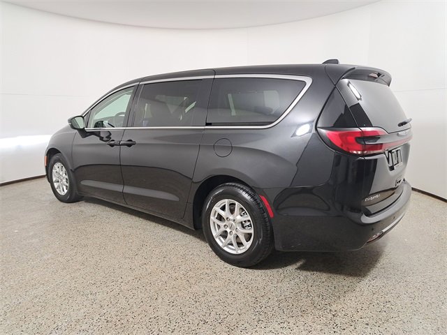 Used 2023 Chrysler Pacifica Touring-L image 7