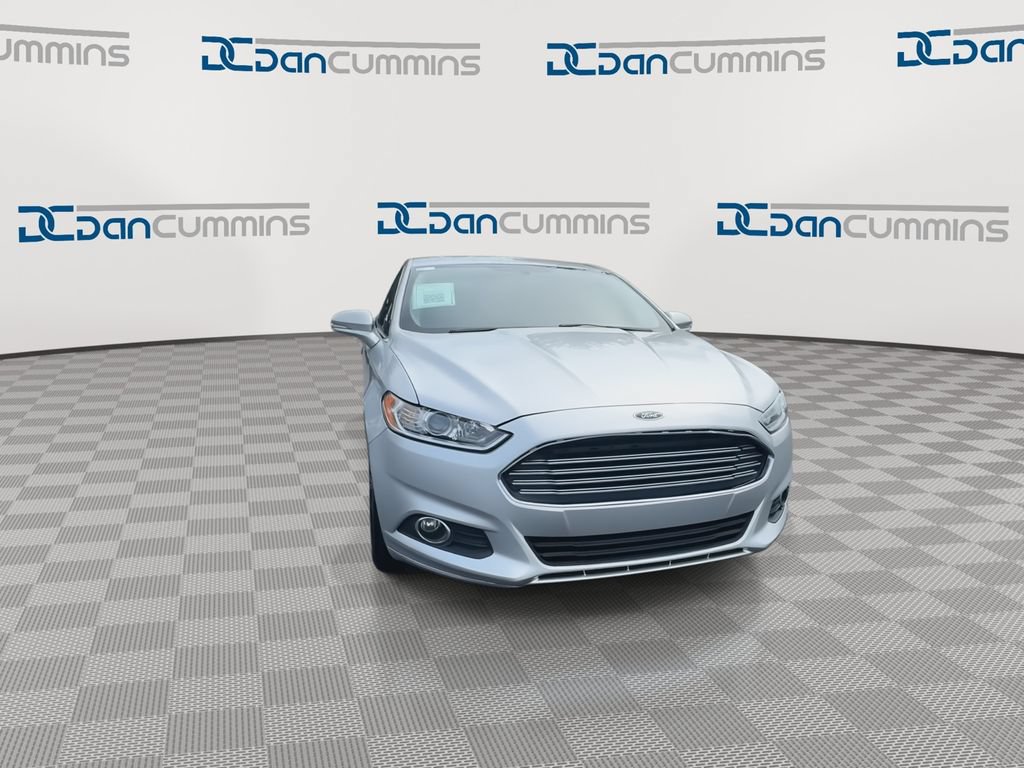 Used 2016 Ford Fusion SE w/ Equipment Group 202A FWD image 3